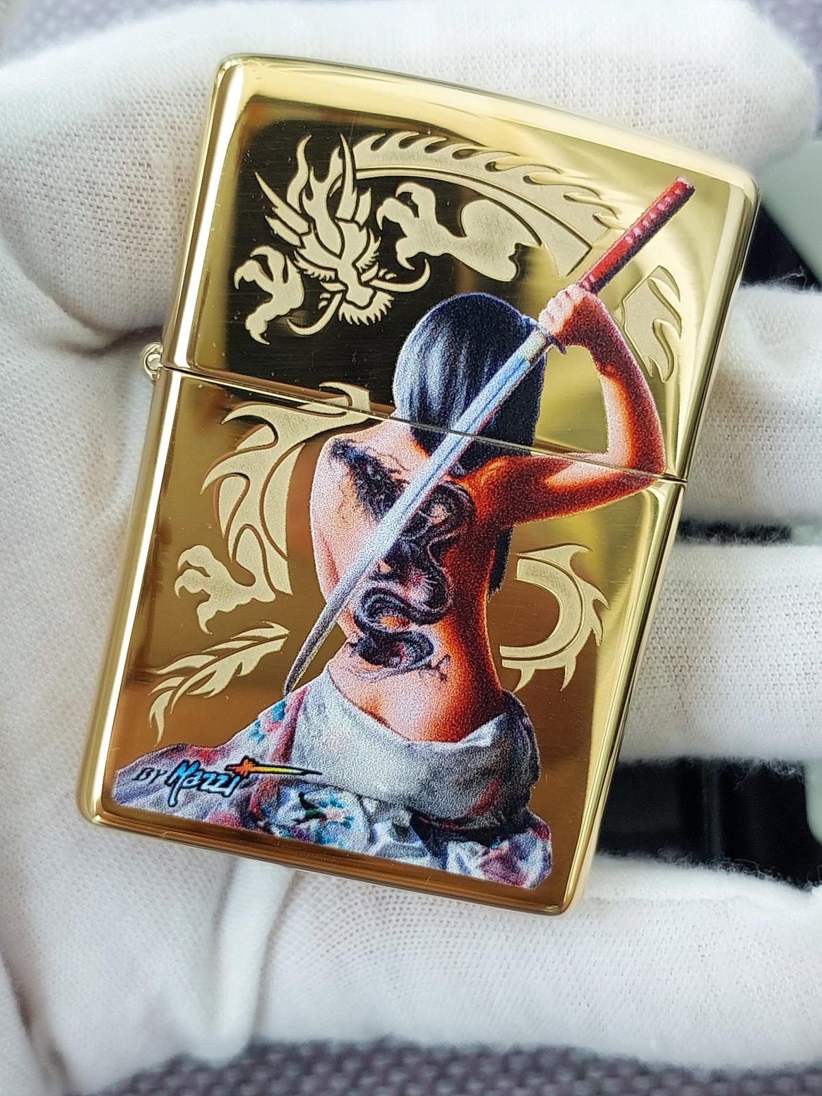  Zippo Cô Gái Yakuza Cầm Kiếm Lưng Xăm Rồng Của Mazzi 