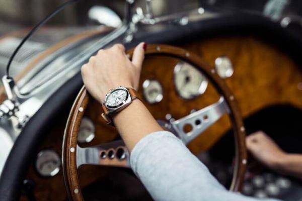 Đeo đồng hồ tay trái hay tay phải có ý nghĩa gì? Đeo tay nào tiện hơn?